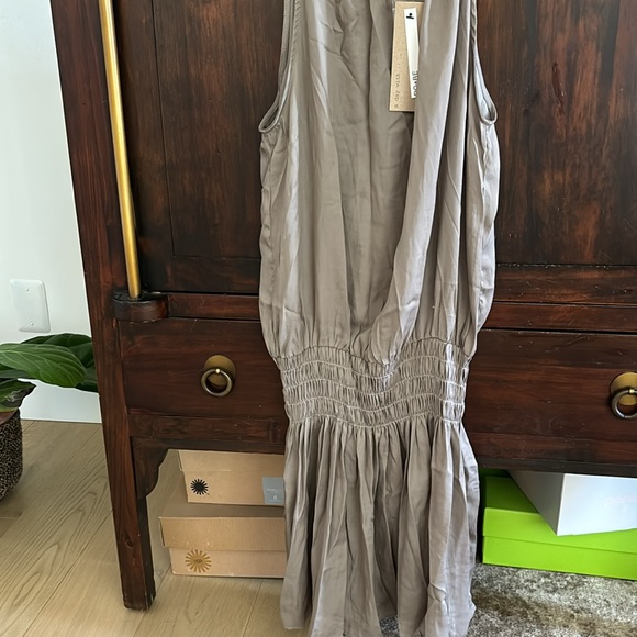 DO + BE TAUPE WAIST GATHERED TOP NWT - Picture 5 of 6